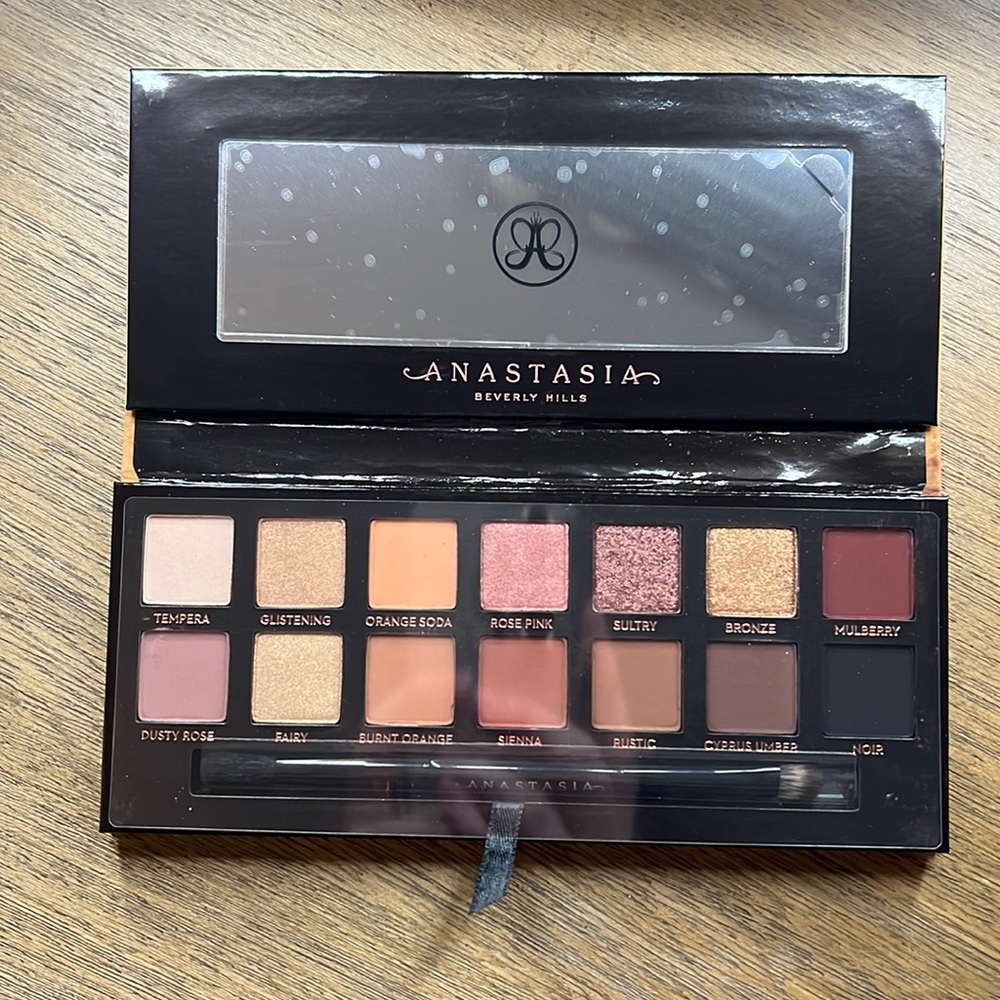 New Anastasia Beverley Hills Soft Glam eye palette